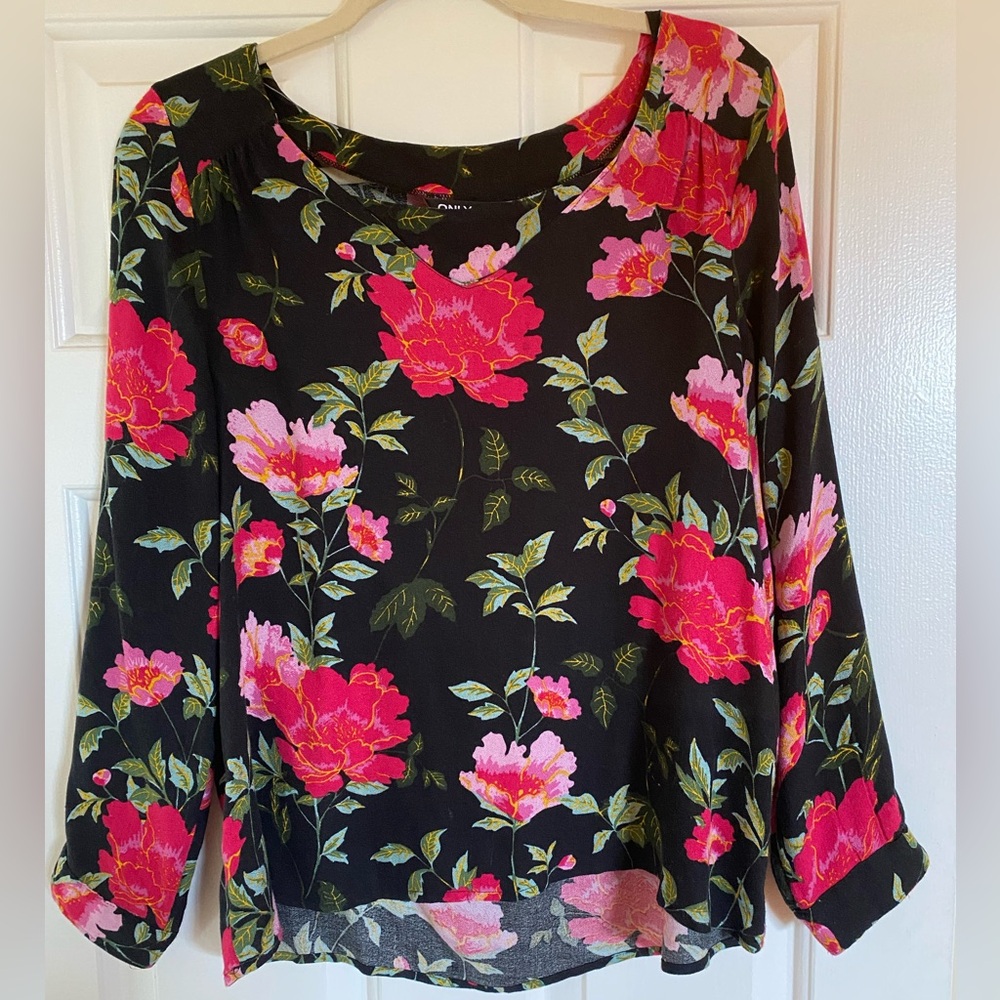 ⭐️Floral Black and Pink Blouse GUC